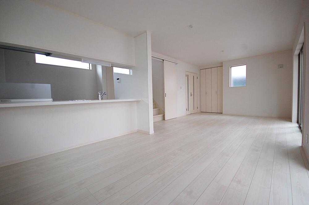 Same specifications photos (living). Seller same specifications construction cases