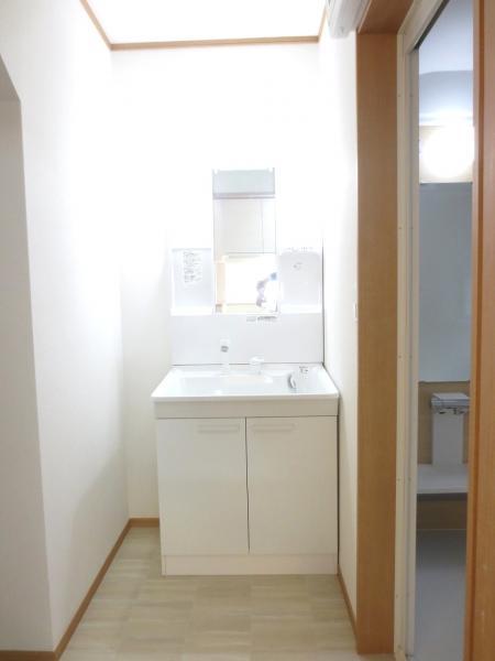 Wash basin, toilet. Wash basin