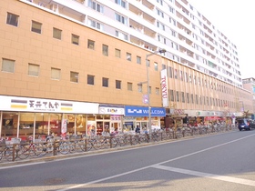 Supermarket. Tokyu Store Chain to (super) 682m