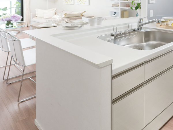 Kitchen.  [Face-to-face counter] Kitchen has adopted a face-to-face counter of depth up to about 230mm. Or temporarily placed the dishes before serving, Or decorate a flower, You can use a variety of applications. Less likely water is scattering because there is a difference in level between the sink and the counter. In addition, since face-to-face type, Guests can also enjoy a reunion with family members while the housework. (F ・ Fg ・ Fr ・ I ・ Except for the Ir type) ※ Indoor photos are all the same specification.