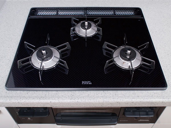 Kitchen.  [Schott glass top plate] Adopt a glass plate that are both beauty and durability. It is loved all over the world, Germany ・ Adopt a shot manufactured by heat-resistant ceramic glass top plate. Not only beautiful, Strongly to heat and shock, Difficult dirty luck, It is easy to clean.