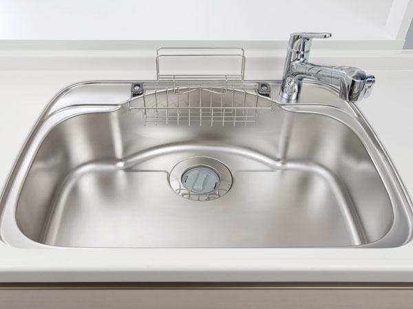 Kitchen.  [Quiet sink] By affixing the damping material to the sink bottom, To reduce the harsh sound of when the shower water and tableware hits the sink, Was consideration to such conversations reunion of families. Also, Is washable comfortably lot of tableware and vegetables at a time, Draining plate was also adopted a large sink with. This is very convenient when you wash a large wok or frying pan.  ※ The size of the sink depends on the type.