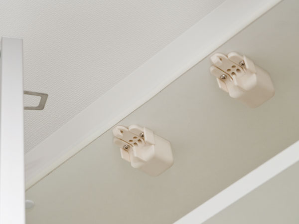 Kitchen.  [Door opening prevention mechanism] The door of the kitchen of the hanging cupboard and vanity of the triple mirror housing, Installing a latch to lock the door to sense the shaking of an earthquake. To protect the live towards safety. Secure the shelves in a more nails for shelf dropout prevention so as not to come off the shelves.