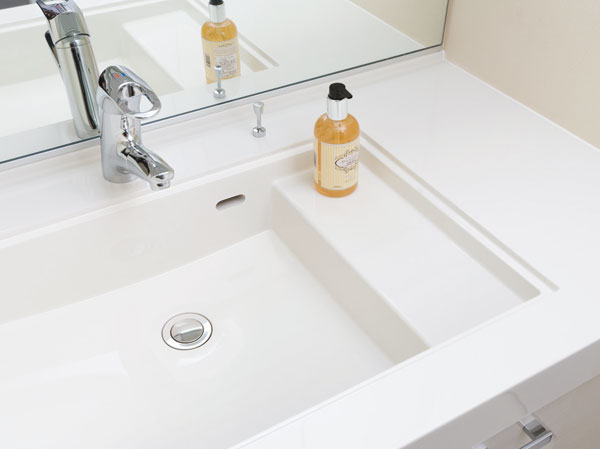 Bathing-wash room.  [Step with integrated bowl] It was provided with a space to put a like wet cups and soap in the sink bowl. Keep the counter clean, Saving you the hassle of cleaning.