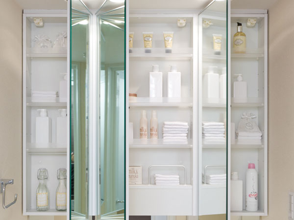 Bathing-wash room.  [Three-sided mirror with vanity] It has adopted a three-sided mirror with vanity, which also includes a three-sided mirror under mirror tailored to the child's point of view. Ensure the storage rack on the back side of the three-sided mirror. You can organize clutter, such as skin care and hair care products.