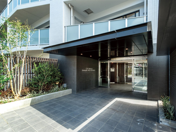 Features of the building.  [entrance] Live better course, Entrance to greet beautifully for visitors (March 2013 shooting)