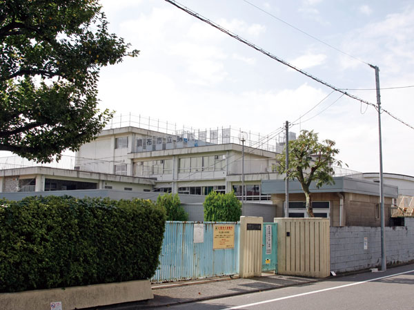 Surrounding environment. Chofu Municipal eighth Junior High School (about 630m ・ An 8-minute walk)