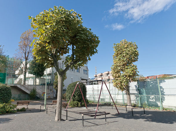 Surrounding environment. Midorigaoka third good friends square (about 60m ・ 1-minute walk)