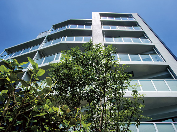 Buildings and facilities. Keio Line "Sengawa" 11 minutes' walk from the station ※ . A gentle land away from the hustle and bustle of the city to stage, 3LDK center ・ All 40 House. From here the "living environment", "convenience" and Midorigaoka of Sengawa are compatible, The story of a new life will begin. (appearance, July 2013 shooting) ※ Keio Line "Sengawa" station walk 11 minutes in the case of Toei Sengawa apartment passage, In the case of public road route is a 13-minute walk.