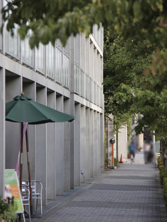 Surrounding environment. "Sengawa" station than is lined with museums and theaters in the street was decorated in dogwood spanning the entire length of about 400m, which was designed by Tadao Ando, ​​Building Research Institute in the east (Tadao Ando Street (aka) About 990m ・ Walk 13 minutes). Green harmony of concrete driving range building and the dogwood is, It exudes a unique view of the world.
