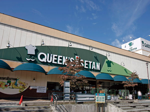 Surrounding environment. Bustling shopping street in front of the station, Queens Isetan around the station has a convenient commercial facilities equipped to shopping, such as large supermarkets (about 1130m ・ A 15-minute walk)