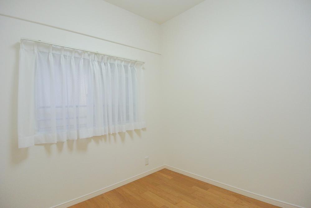 Non-living room. Selling local