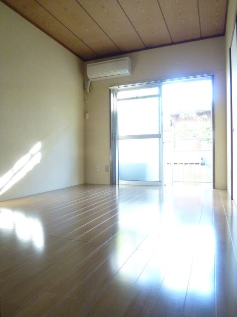 Living and room. Air conditioning 1 groups. All is the flooring of the room.