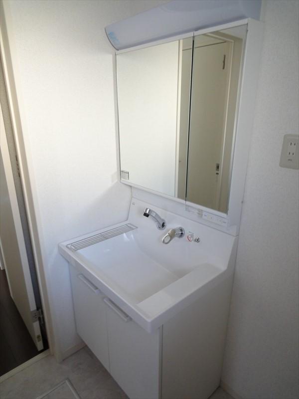 Wash basin, toilet. (October 2013) Shooting