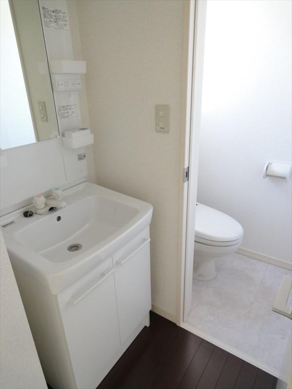 Wash basin, toilet. (October 2013) Shooting