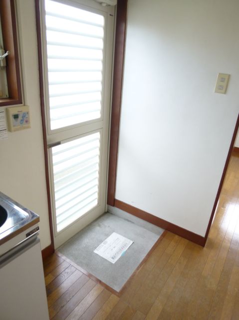 Entrance. Light is felt to be the day from the front door.