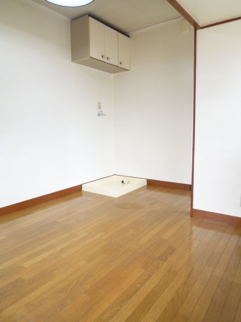 Living and room. Washing machine storage is with waterproof bread! !