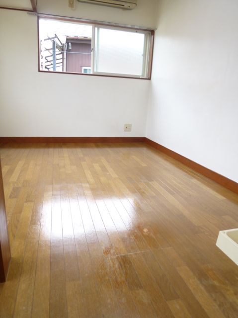 Living and room. Two-sided lighting in the corner room!