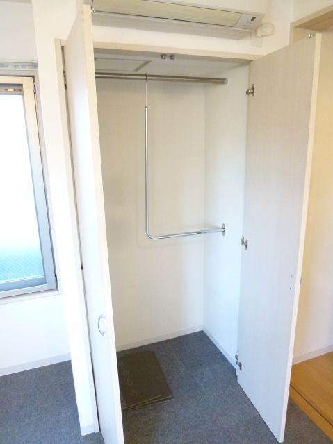 Receipt. In carpet 9.25 Pledge, The room spacious.