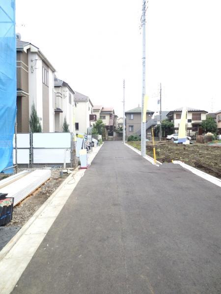 Local photos, including front road. (Local front road)