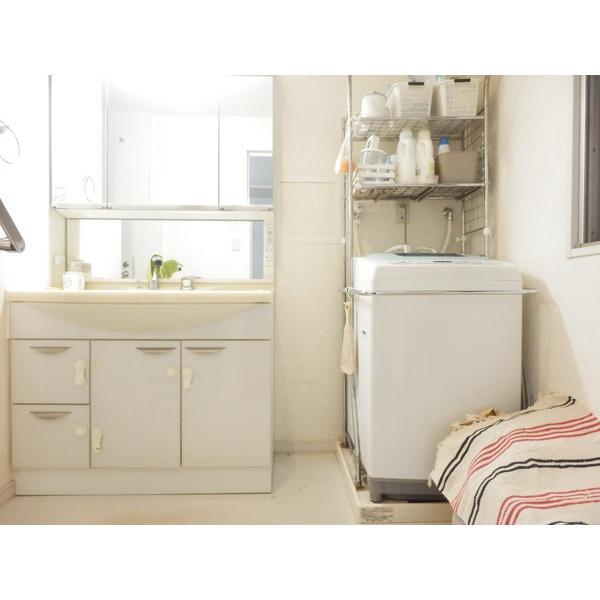 Wash basin, toilet. Spacious washroom space ・ Storage is abundant