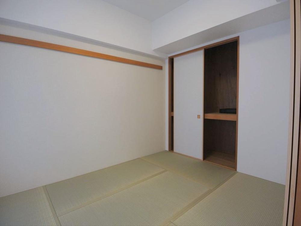 Non-living room. Selling local