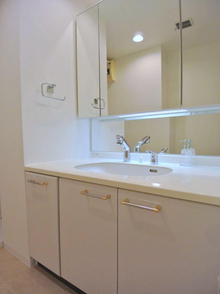 Wash basin, toilet. Selling local