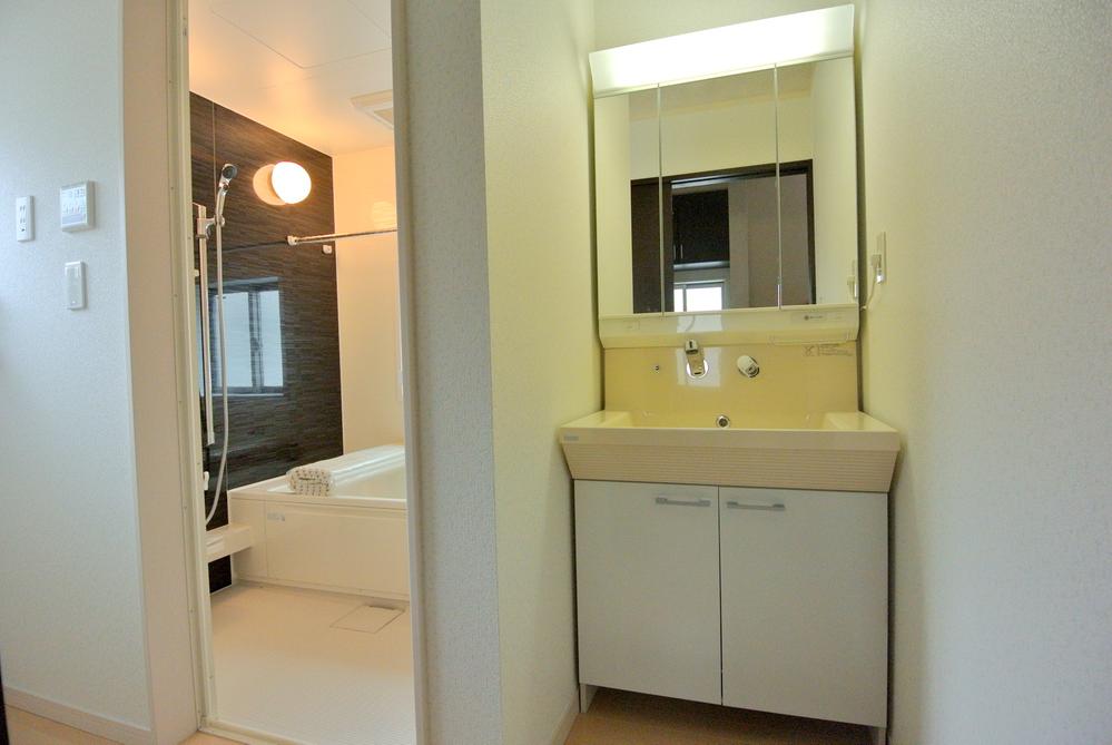 Wash basin, toilet. Selling local