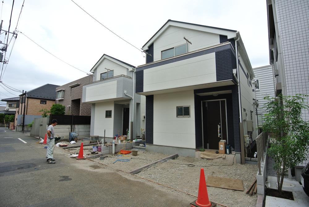 Local photos, including front road. Selling local