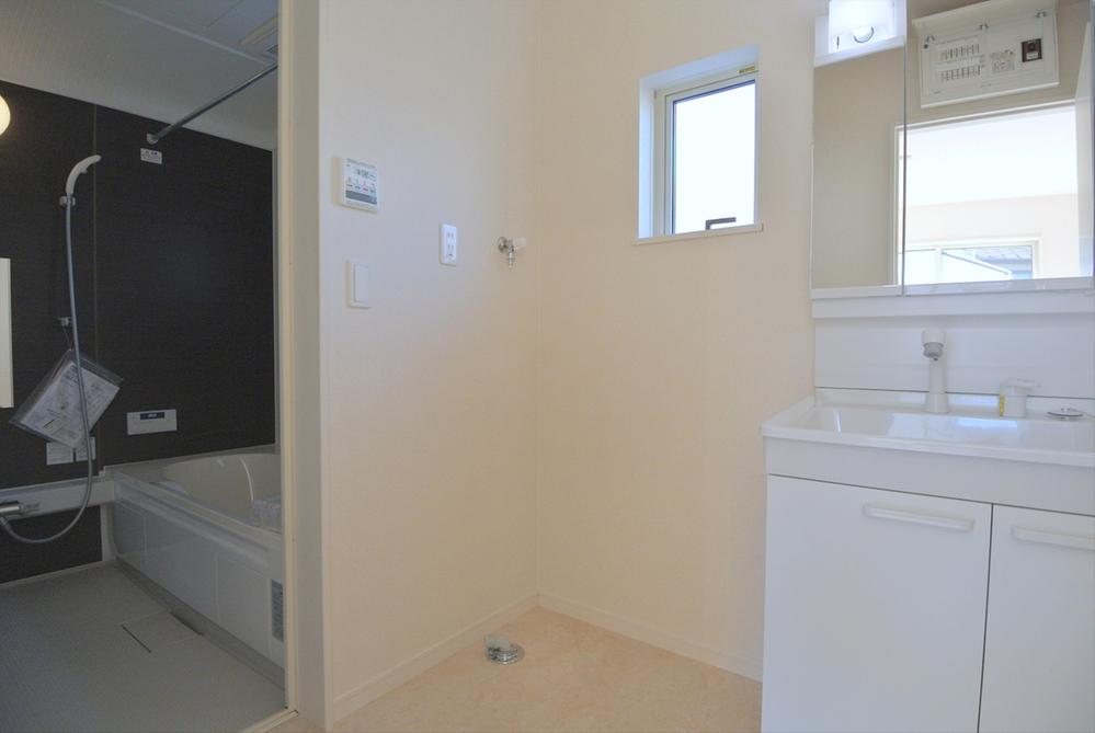 Wash basin, toilet. Selling local