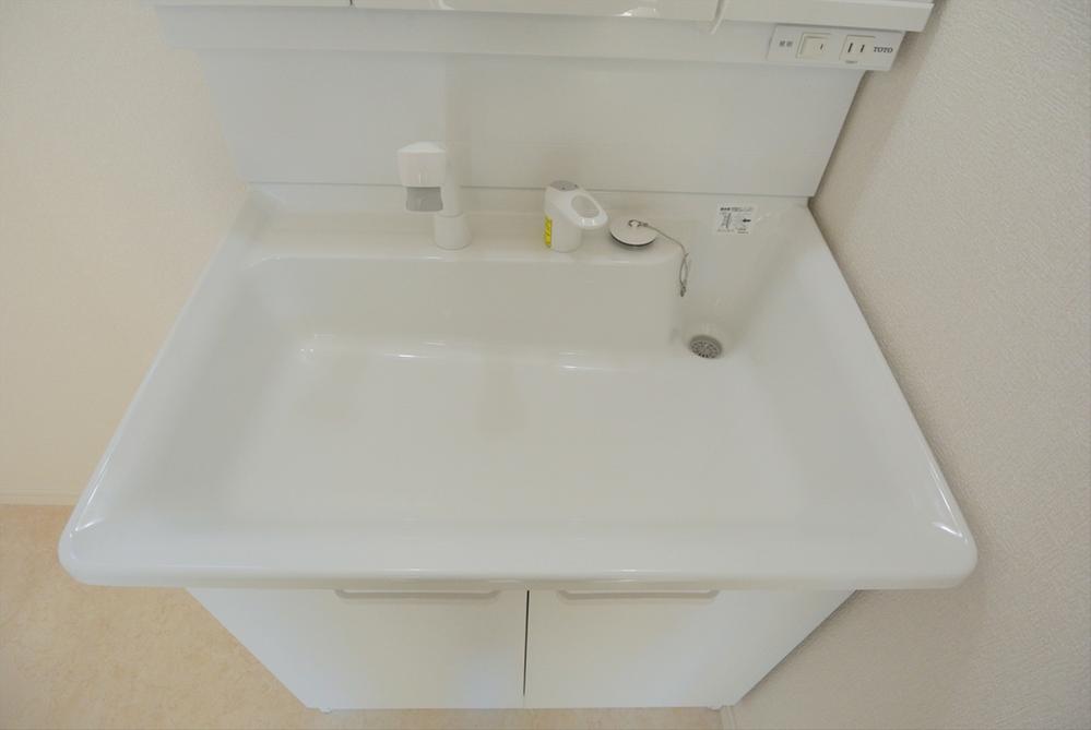 Wash basin, toilet. Selling local