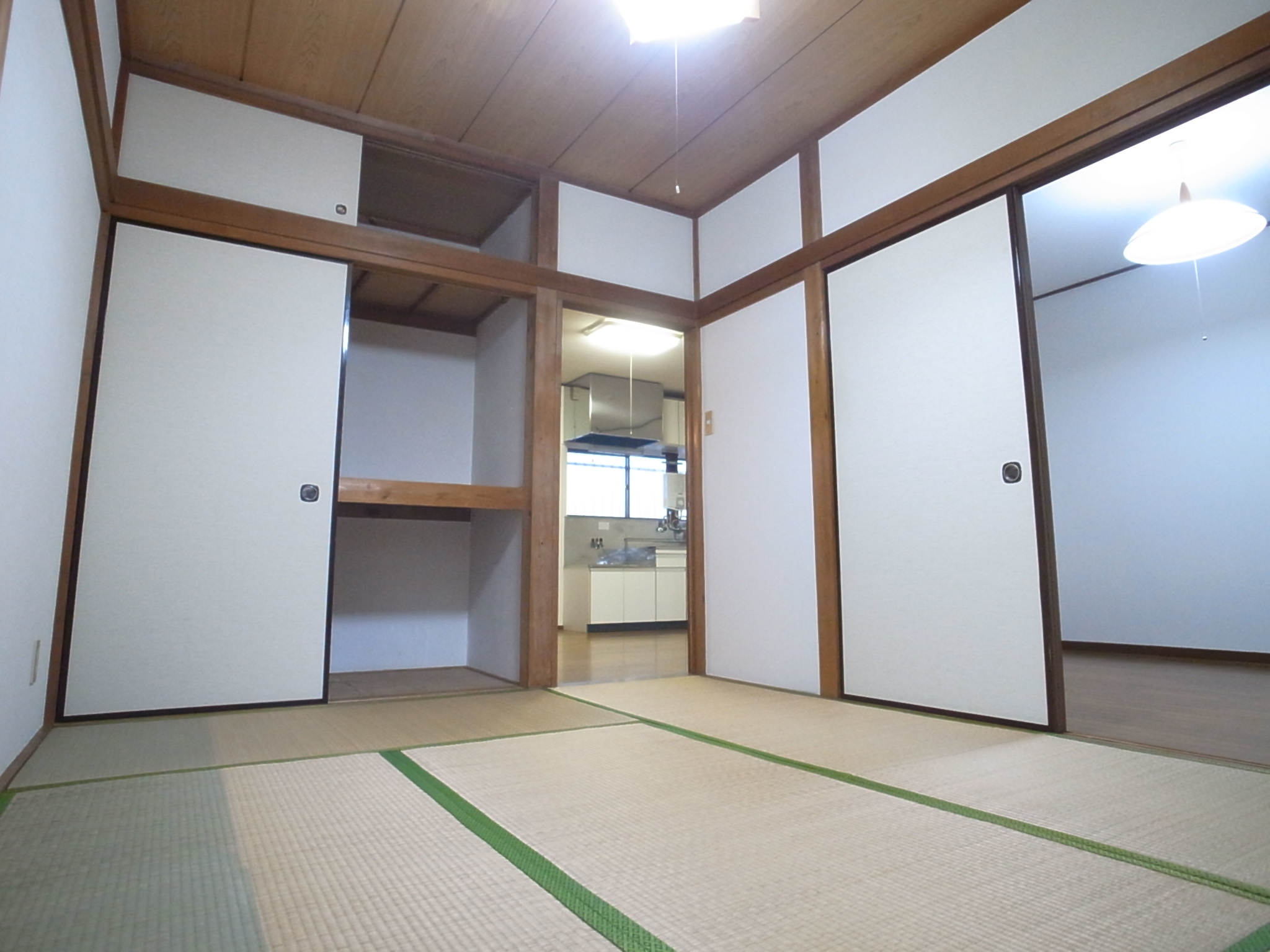 Receipt.  ◆ Closet with upper closet is storage capacity ◆