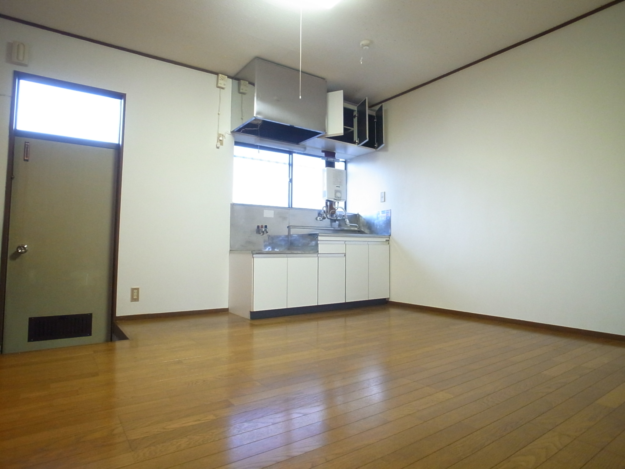 Living and room.  ◆ Is installation-friendly large dining table ◆