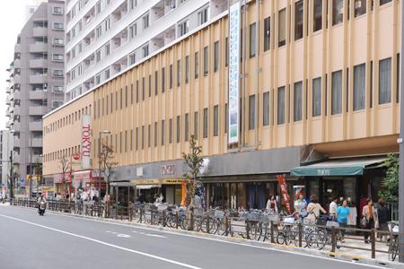 Shopping centre. Chofu until Tokyu 585m