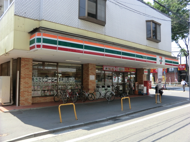 Convenience store. 420m to Seven-Eleven (convenience store)