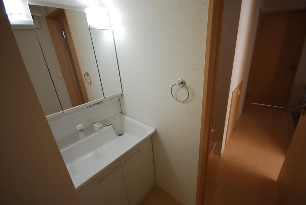 Wash basin, toilet. Seller same specifications