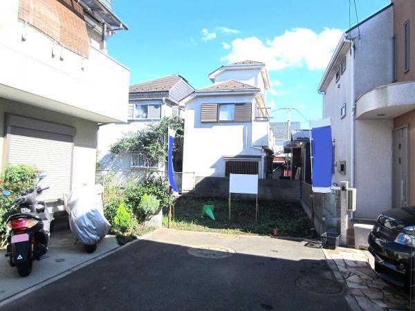 Local photos, including front road. Local land photo