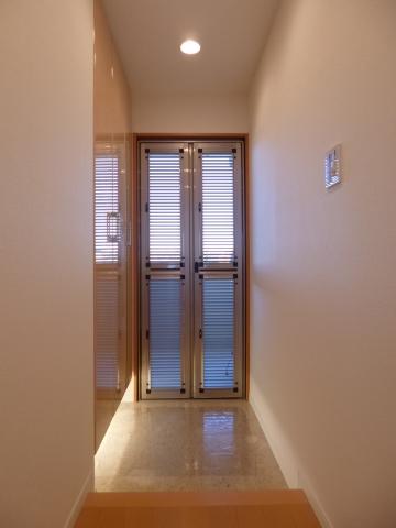 Entrance. Screen door