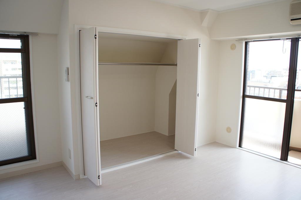 Living and room. closet ☆