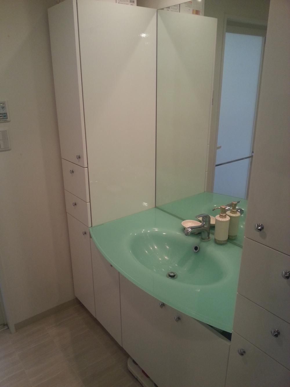 Wash basin, toilet. Indoor (09 May 2013) Shooting