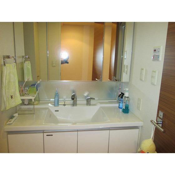 Wash basin, toilet