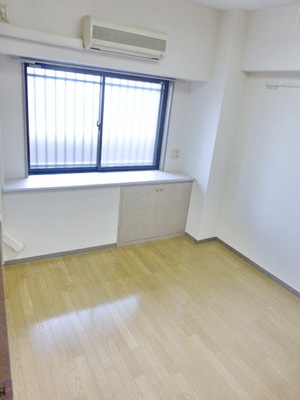 Other room space. Bright Western-style