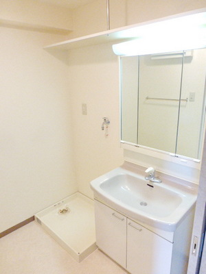 Washroom. Independent wash basin ・ Indoor Laundry Storage
