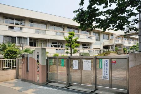 Primary school. 1356m to Chofu Tatsutaki Slope Elementary School