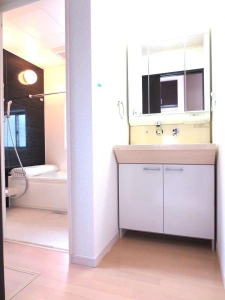 Wash basin, toilet. Wash