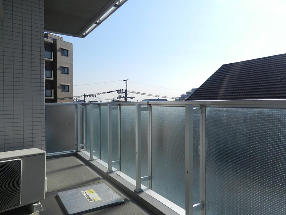Balcony. L-shaped balcony of 42.82 sq m