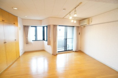 Living and room. Good bright room per yang ☆