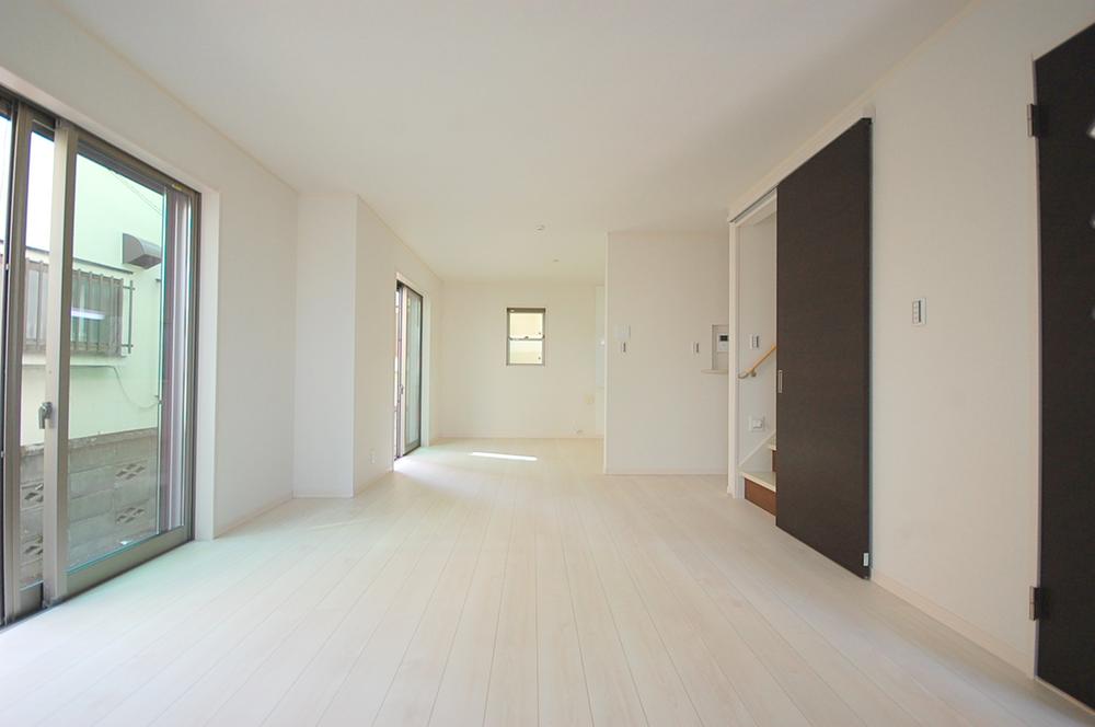 Same specifications photos (living). Seller same specifications construction cases