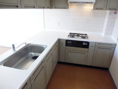 Kitchen. 3-neck gas stove L-shape is the kitchen