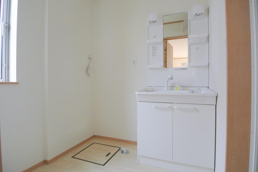 Wash basin, toilet. Seller same specifications